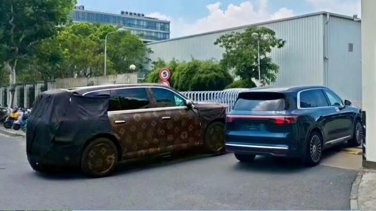 问界M9L这涂装怎么这么眼熟…….