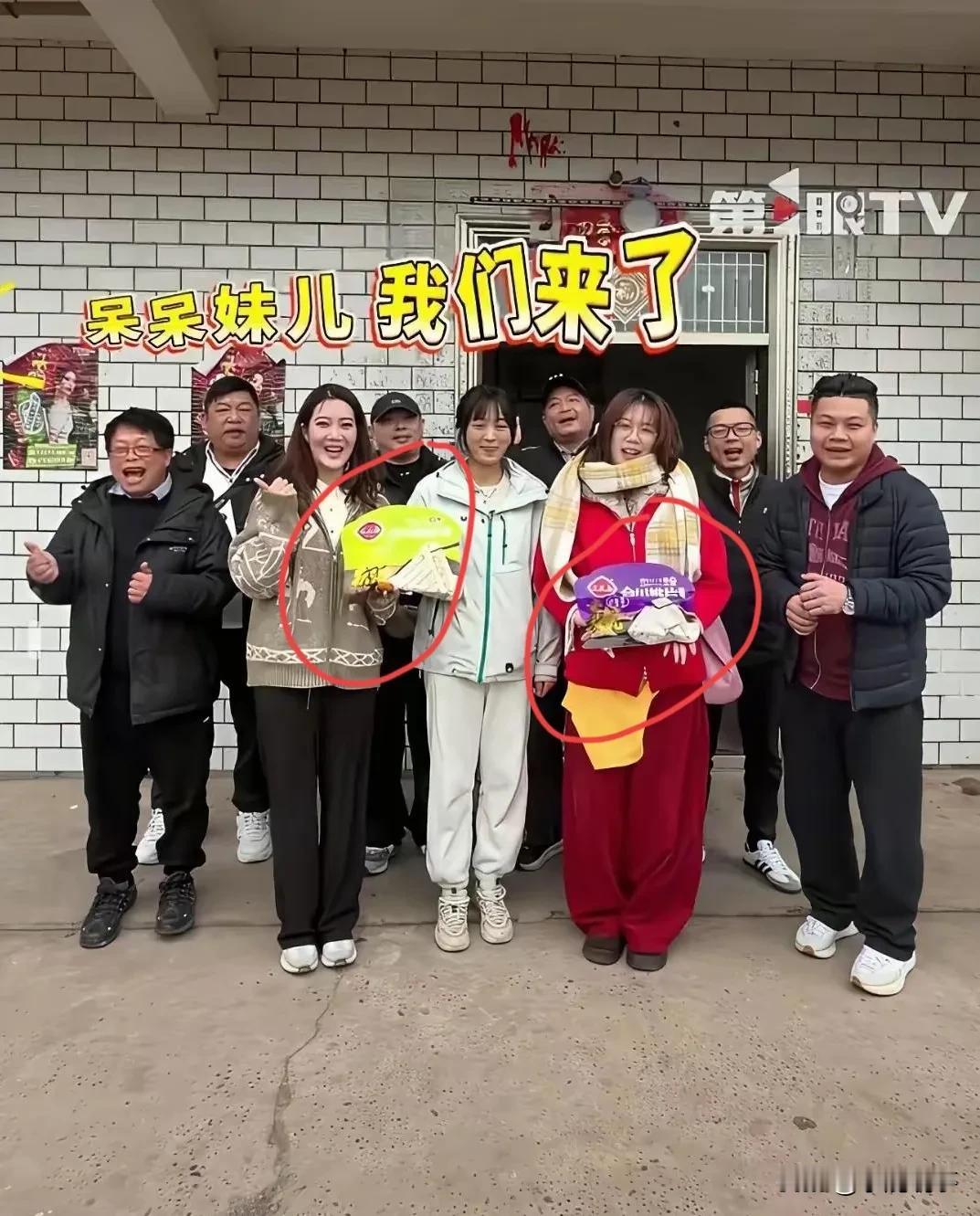 合川的呆呆真的开始回馈家乡啦！1月16日台湾友人到她家做客合影，画面里她和友人都