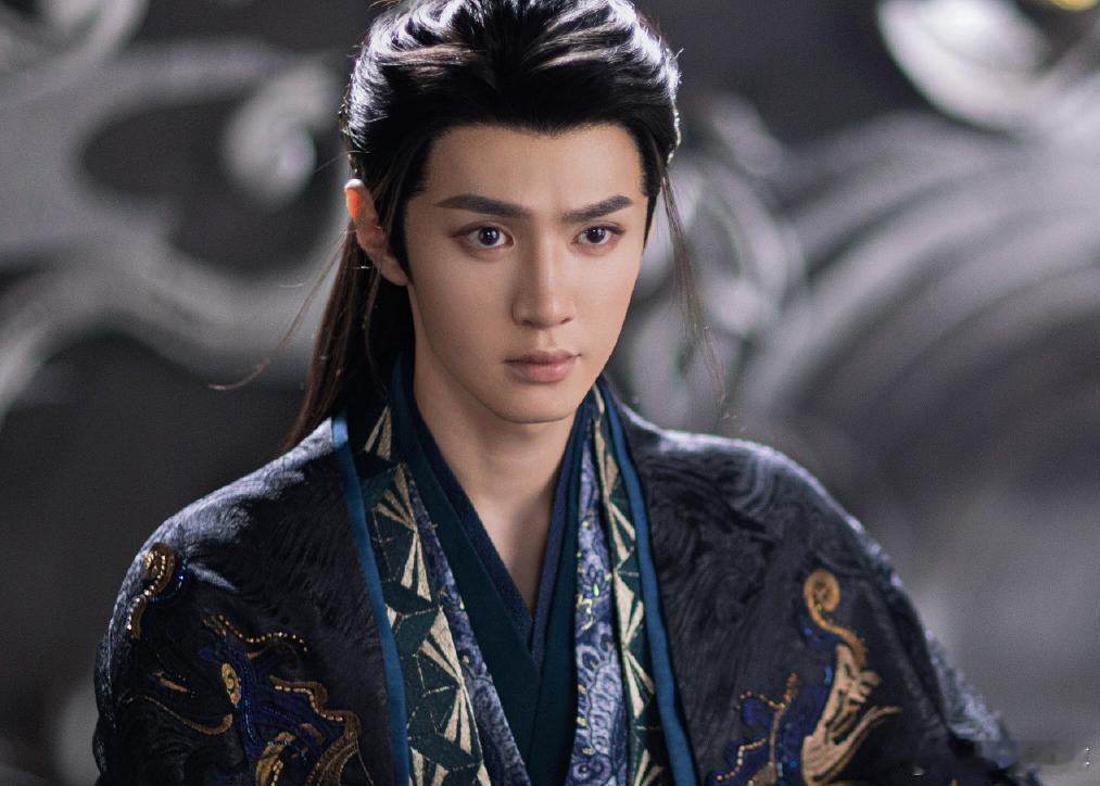 一笑随歌凤平城故意把凤承阳养废，帝王手段，姜还是老的辣凤平城的龙袍之下，藏着一