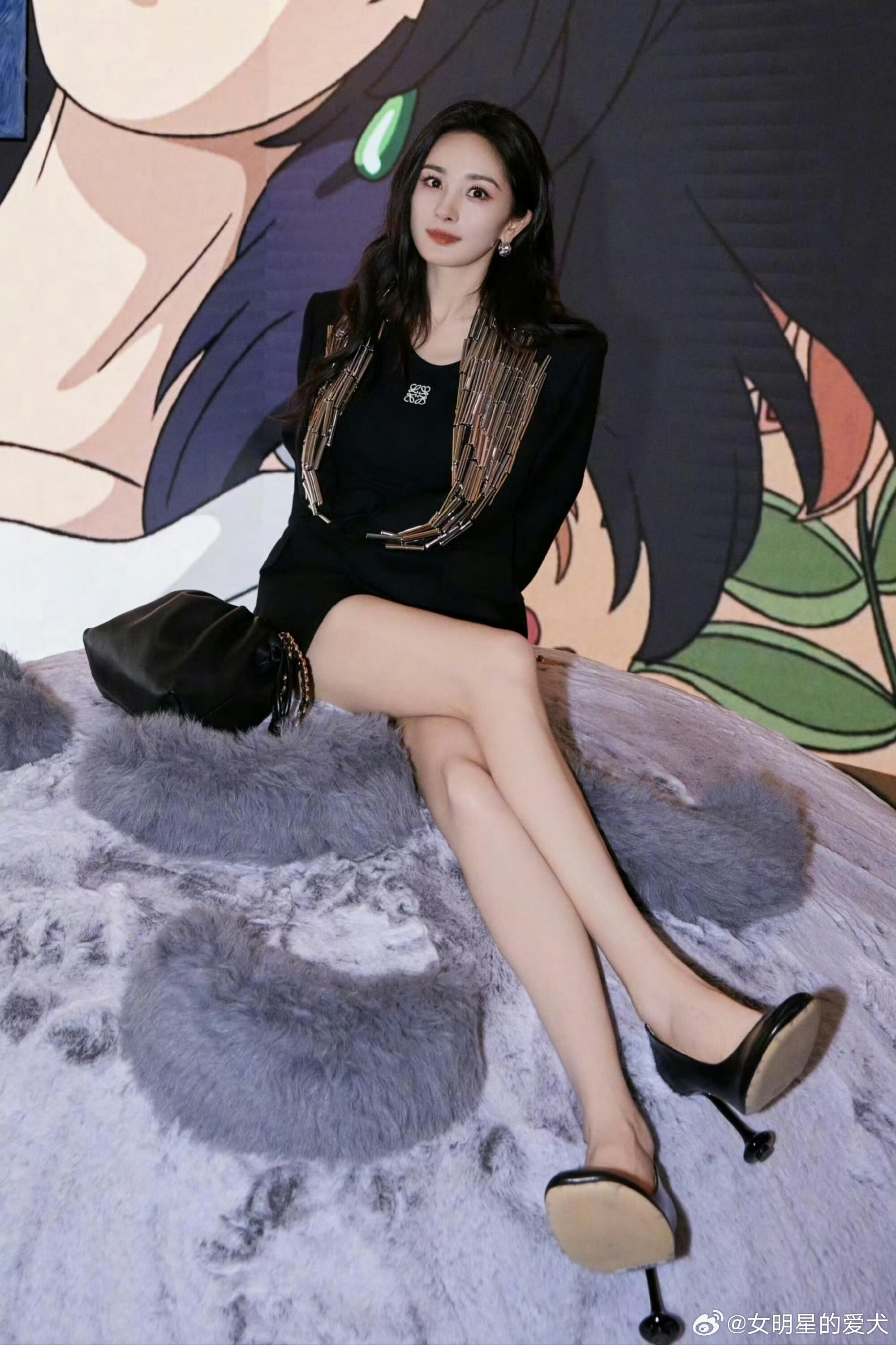 杨幂给幂妈长腿下跪了