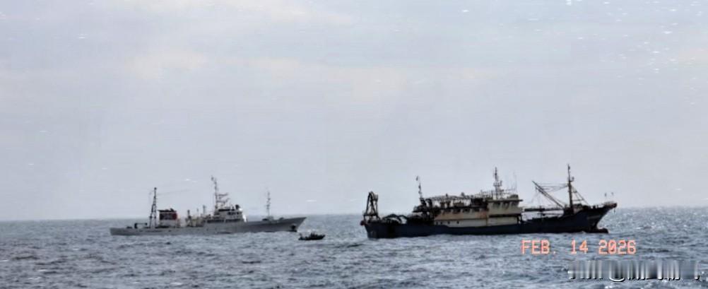 日本共同社最新消息，2月13日，日方释放了此前一天被捕的中国渔船船长。当地时间