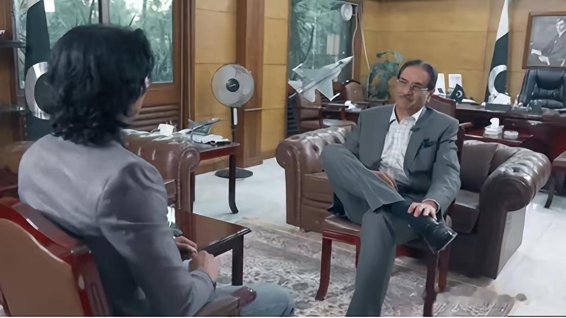 巴基斯坦国防生产部长哈拉吉接受采访时，直言中巴联合研制的“枭龙”战机火出圈，沙特