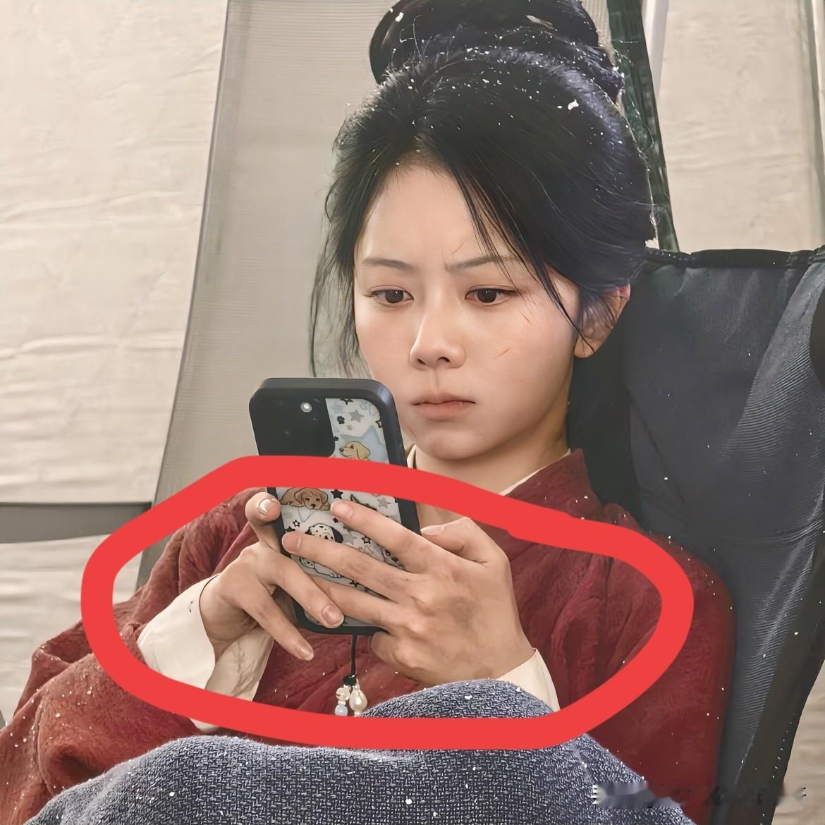 我发现谭松韵她不仅是长得显小最重要的是，她比别的女生看着都干净，尤其是她的