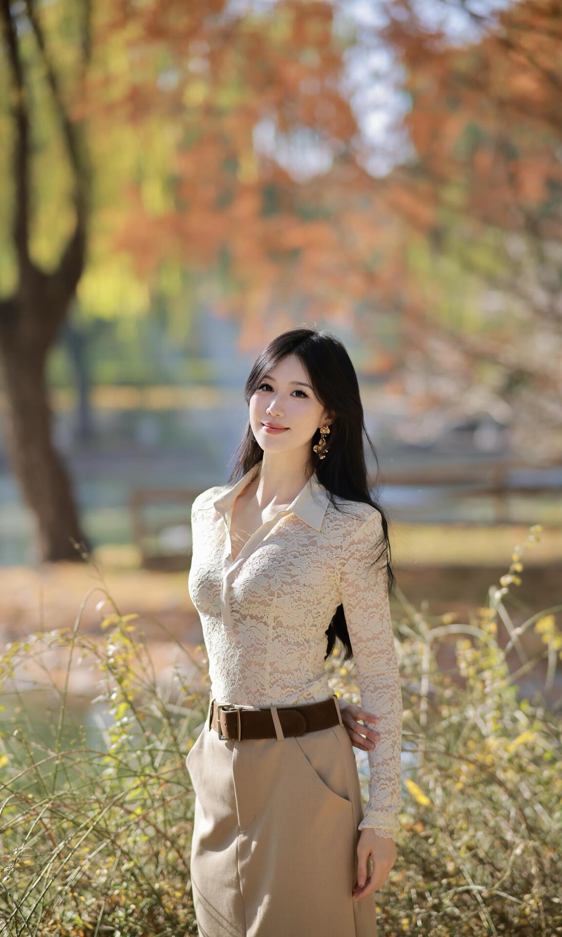         徘徊在秋光织就的诗行里，金风裹着桂香漫过发梢，我踩着碎金般的落