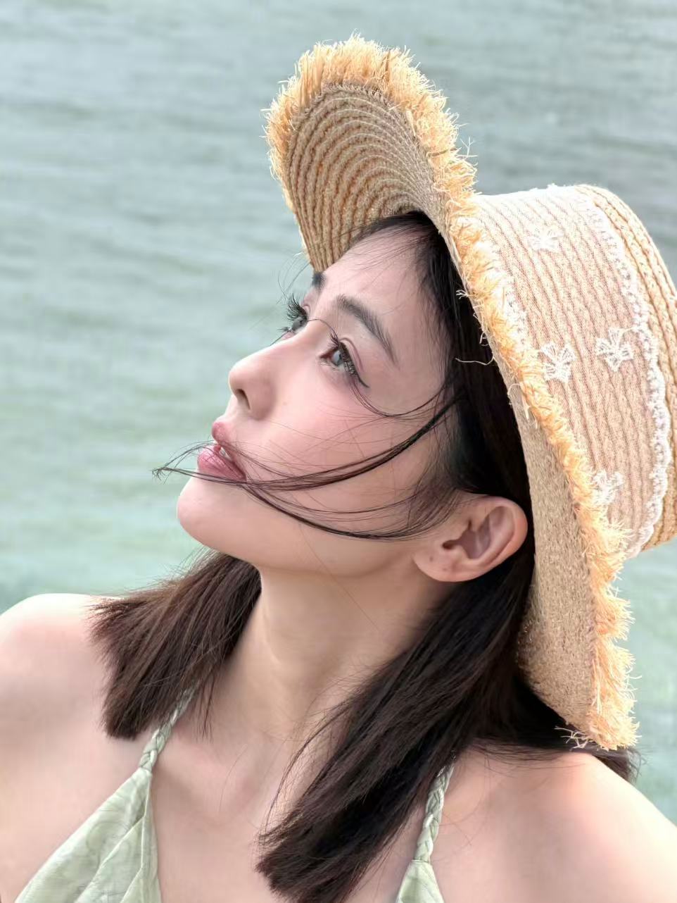 白鹿又把头发剪短了白鹿海边碎花裙头发又短了嘢