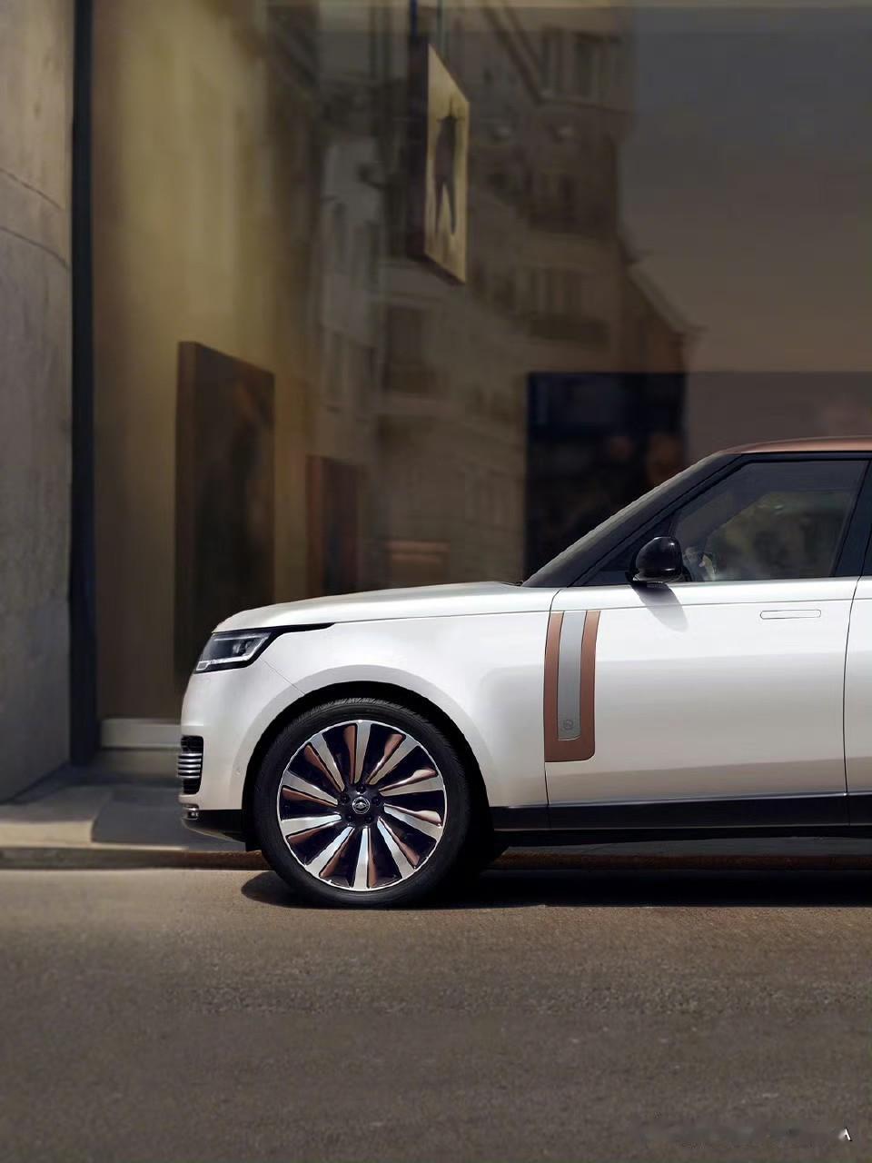 从车身到内饰，从细节到整体，每一处都彰显着极致的豪华与品味。无论是外观的优雅设