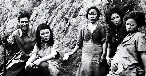 1942年，侵华日军在华北地区扫荡时，抓到了一个十几岁的小姑娘，日军的随军记者为