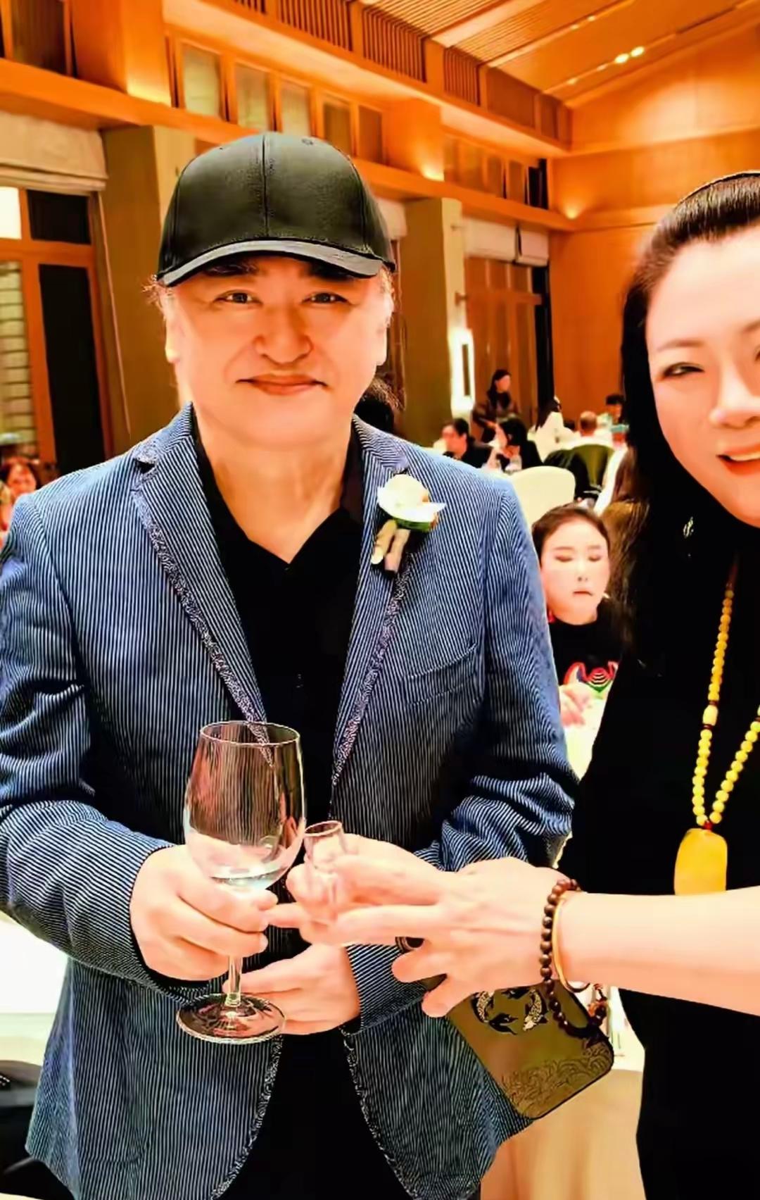 从一见钟情到嫁女之喜,刘欢用一场泪目完成了爱的传承。当年见卢璐第一眼就动心