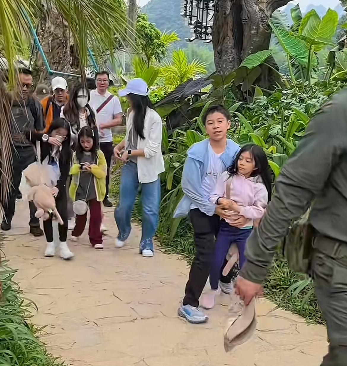 霍启刚生气了，搁我肯定也生气！4月6号，有网友晒出霍启刚一家现身广西游玩的画面