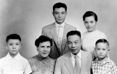 蒋经国在莫斯科留学，和冯玉祥女儿冯弗能谈恋爱，并发生关系，冯弗能是他的初恋，但他