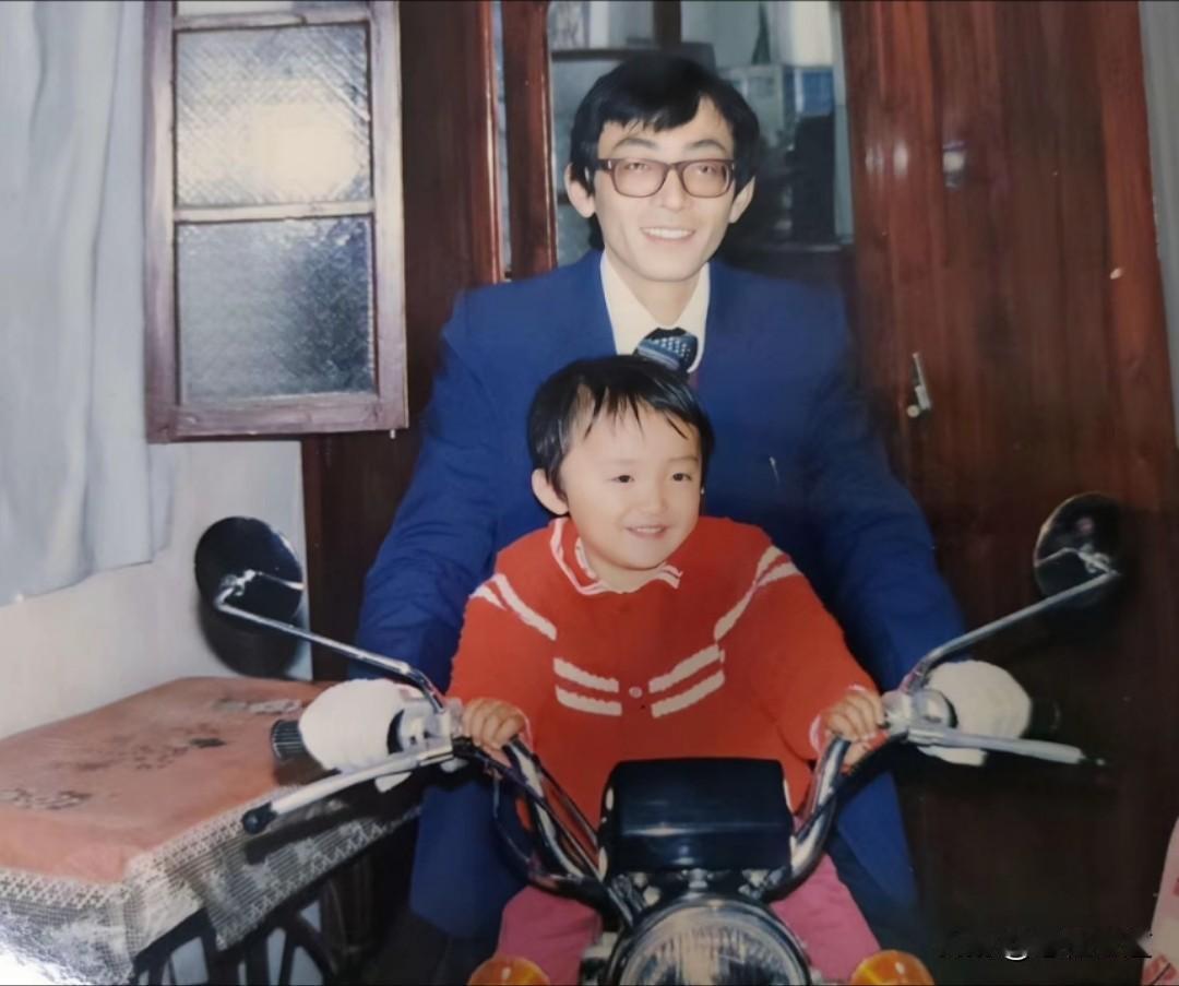 80年代的老照片，几乎每个八零后的孩子都拍过。不管是农村的还是城里的，因为那个年