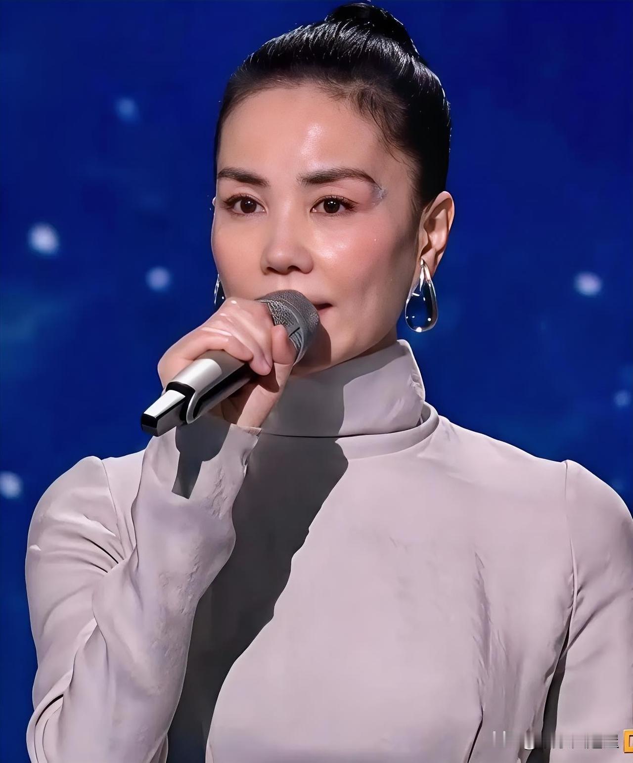 王菲唱歌好不好，​我不做评价，​但是有一点我敢肯定，那就是作为一个母亲，她是