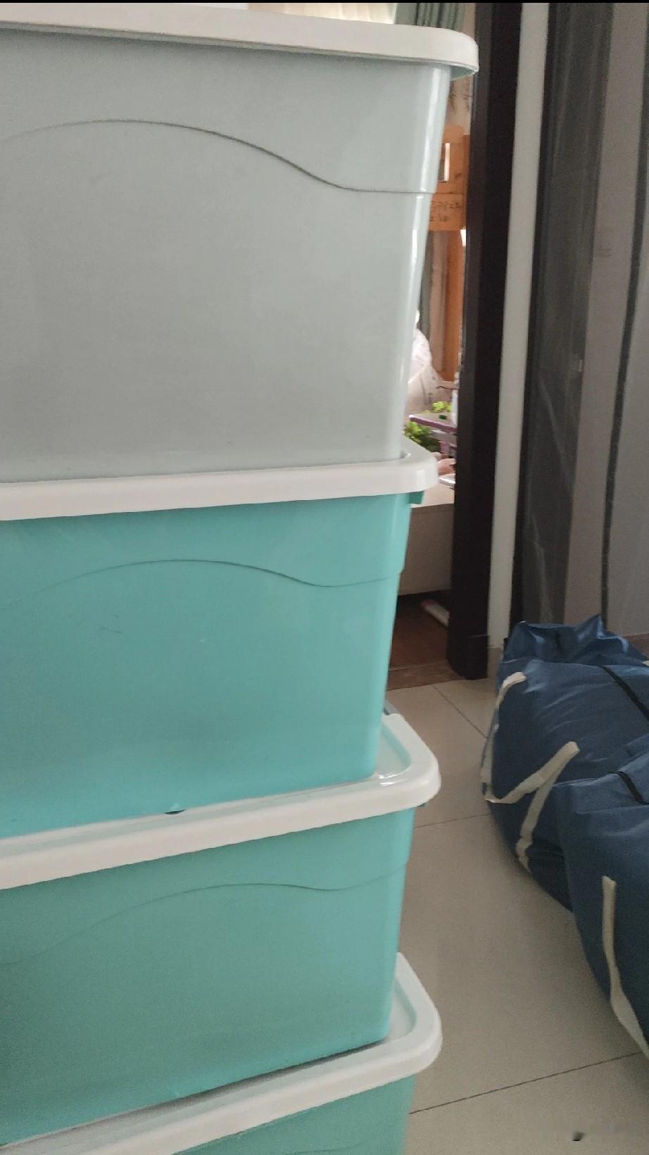 隔壁邻居老婆子走了，三个月后老爷子也走了，唯一的女儿还远嫁，办完事后女儿把老两口