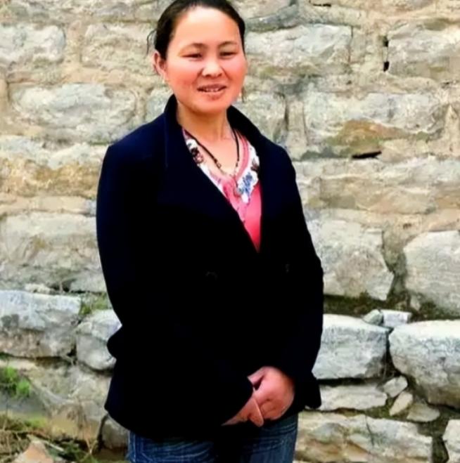 1994年，一名18岁的女孩被人贩子以2700元卖给了一位放羊人，洞房当晚，女孩