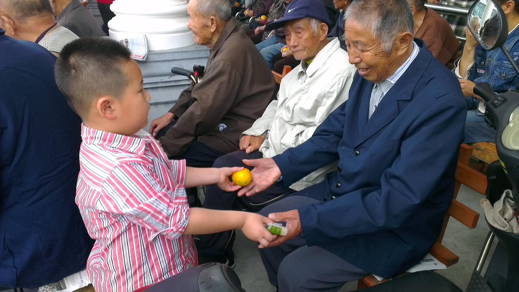 孩子街上无理取闹, 妈妈上去就是一脚, 边打边说: 你奶奶来都没用