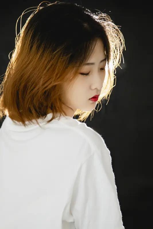 情绪这玩意儿，就像个调皮鬼，在生活里上蹿下跳。本质上，它是我们对内外环境变化的一