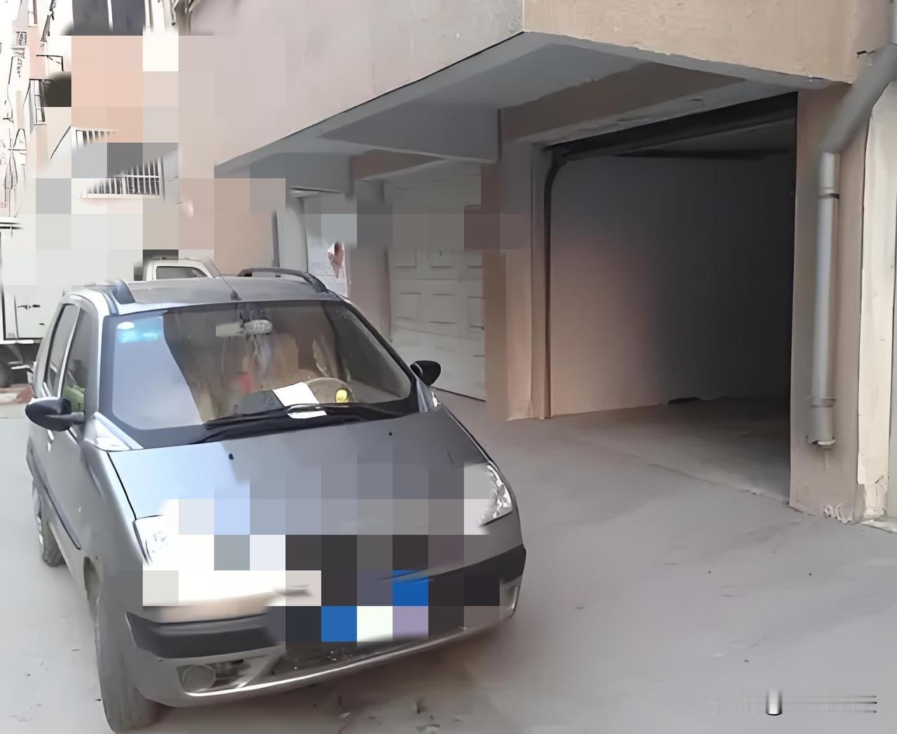 辽宁大连，一女子晚上开车回家，发现一辆车堵在自己家车库门前，她一连打了6次电话，