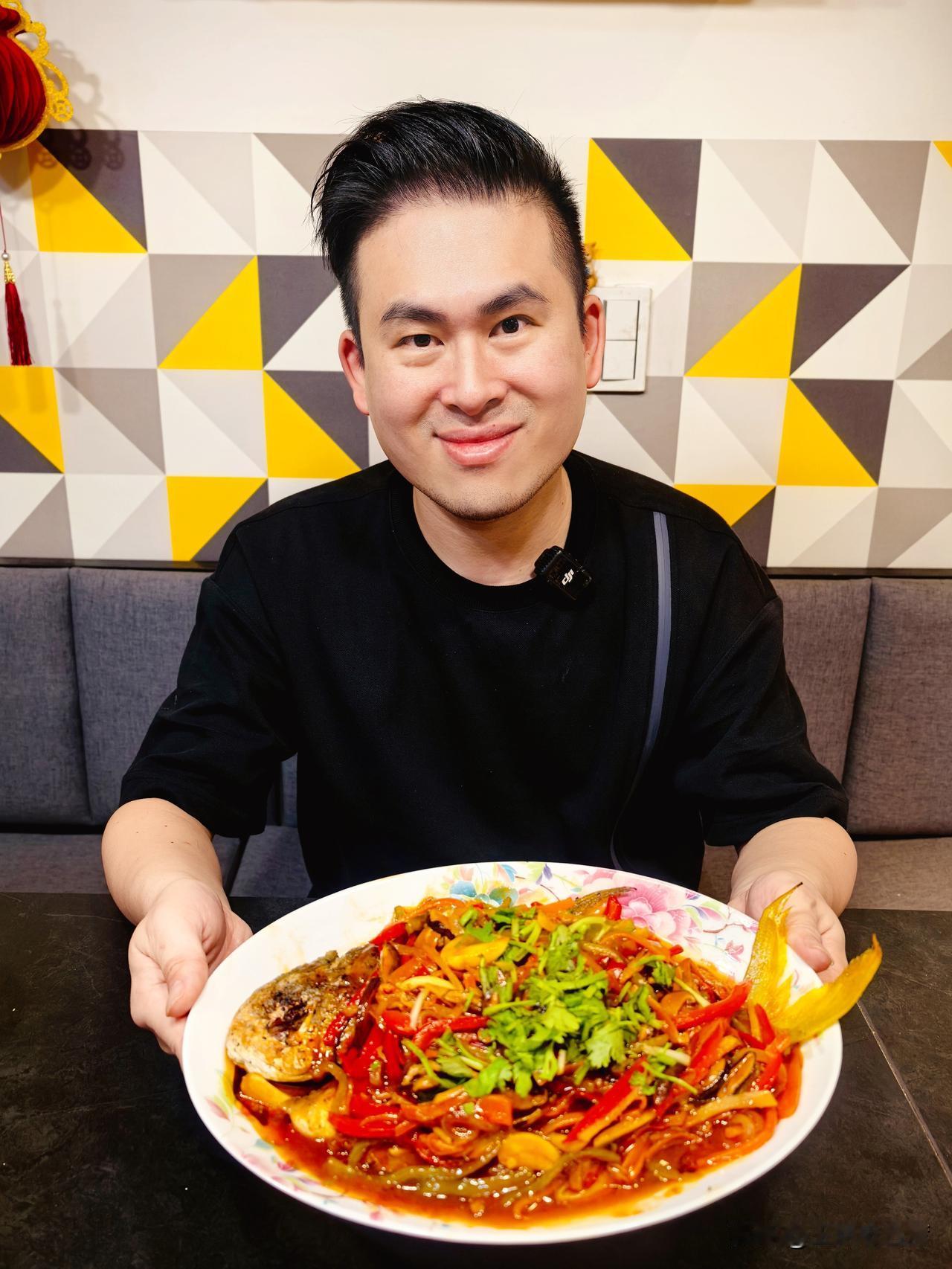 本来除夕就要做的这道“五柳黄金鲳”，因为当天实在菜已经不少，包饺子也够累了，所以