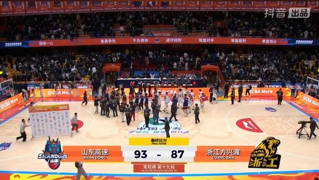 CBA的一场焦点战，山东男篮居然在主场赢下了广厦男篮，面对有肌肉的陶汉林，