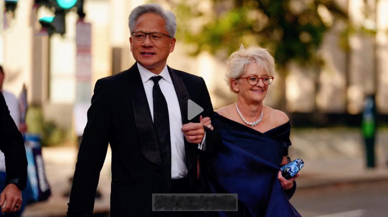 黄仁勋带着妻子出席白宫国宴，洛丽一头短发穿深蓝色礼服裙，尽显优雅之美！当地时