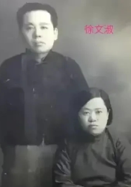 1913年，张恨水不情不愿地去看母亲为他选的新娘，结果看到新娘漂亮文静，张恨水很