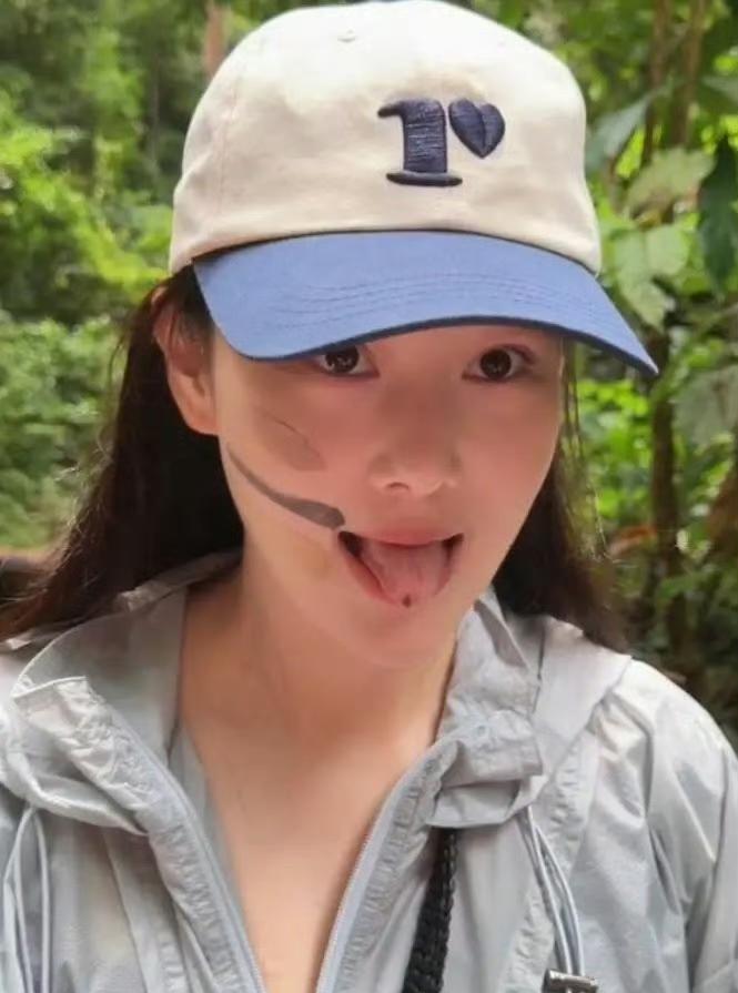 看张馨予晒和老公去云南雨林“冒险”的照片，总觉得哪里怪怪的。细想才发现，原来是