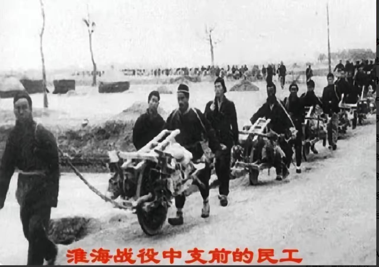 1948年，淮海战役，一位农夫上前线送子弹，返回时，一束手电筒的光束射来，对方怒