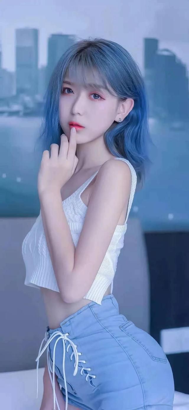 笑话：一个少妇对她的丈夫说：“我最近出门时，邻居老王光看我。”丈夫对少妇说：