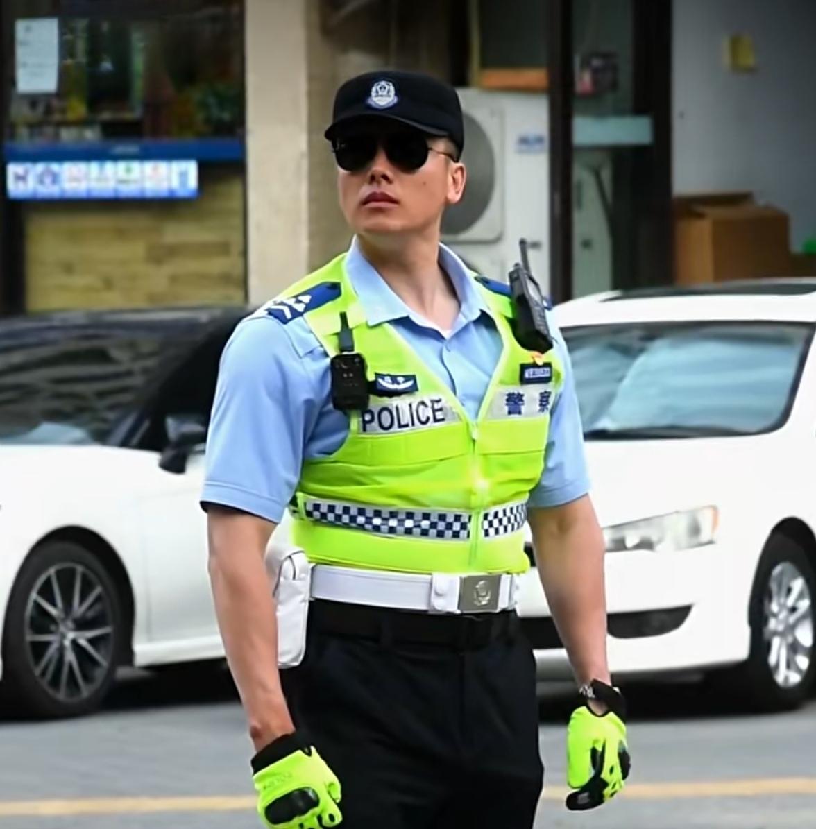 四级辅警成了小县城辅警层级晋升的天花板！一是‌薪酬与层级挂钩后，小县财政紧张
