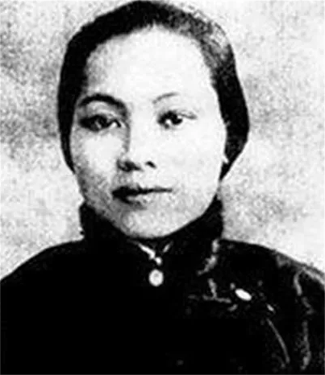 1925年，孙中山临终前，牵着宋庆龄手说：“我要睡地上。”宋庆龄劝说地上冰冷