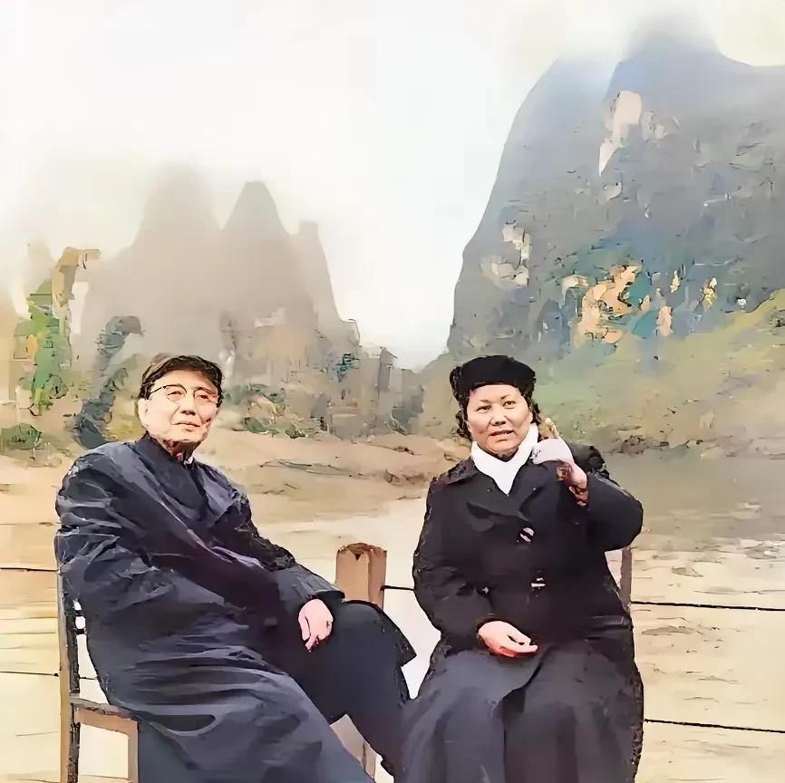 这是1963年在桂林，郭沫若与夫人于立群游玩时的合影照。他们都穿着风衣，坐在椅