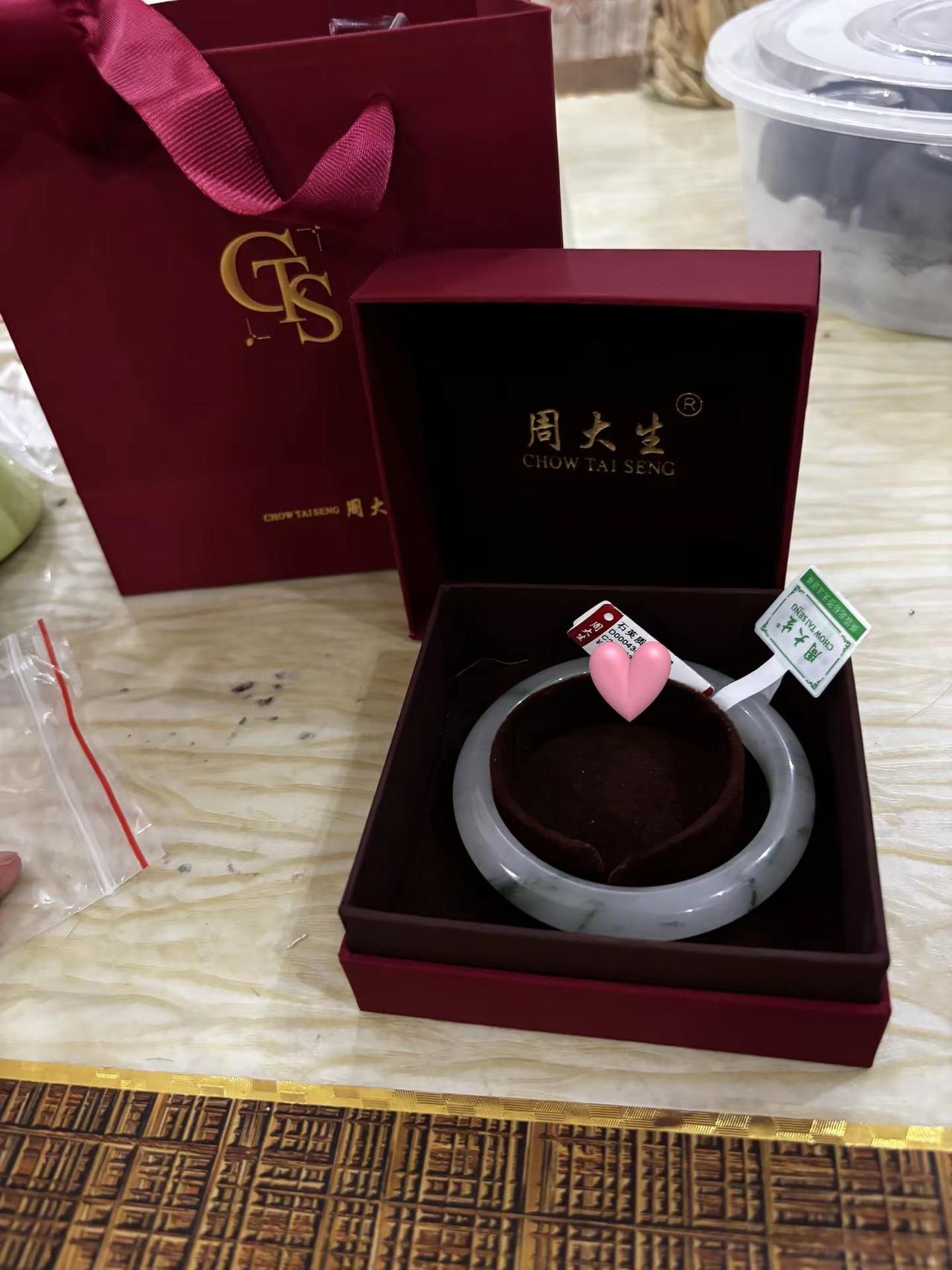 听说每个女孩子手上都要有一个玉镯寓意是保平安圈住幸福圈住今生所有的偏爱手镯