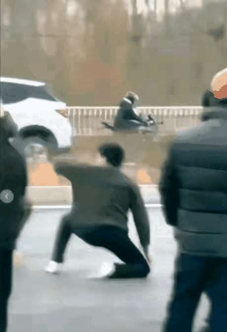 见过狠人，没见过这么狠的！一把大铁锤，锤锤都奔白鞋男子的脑袋下手，这要是锤上，不