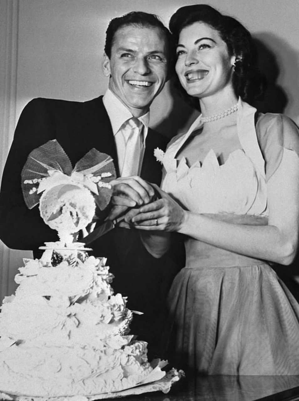 【来自投稿】1951年11月美国著名歌手，演员弗兰克·辛纳特纳和女演员艾娃