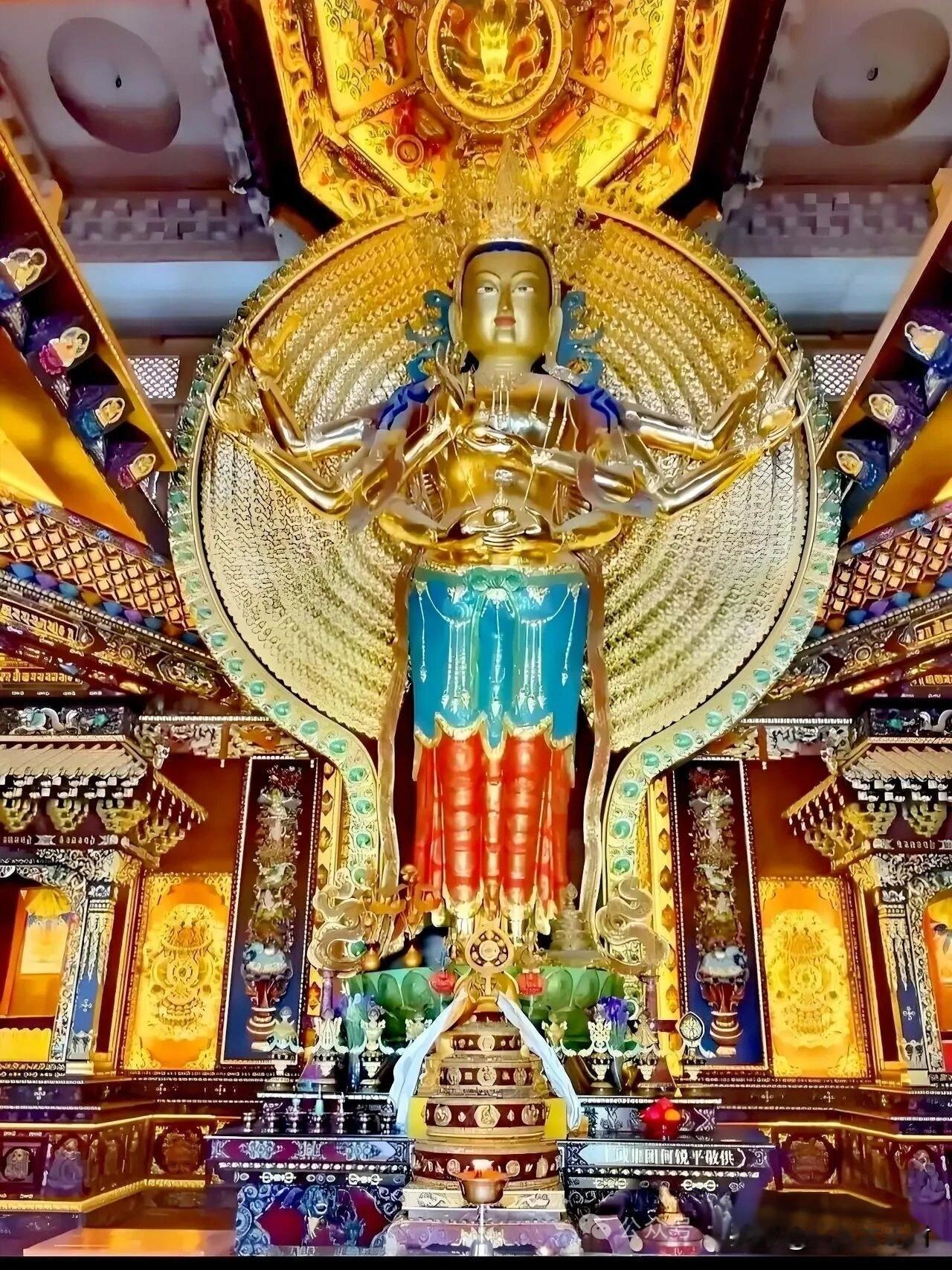 文殊智光照处，便是人间清醒时金辉流转处，是五台山千年未凉的佛国月光。