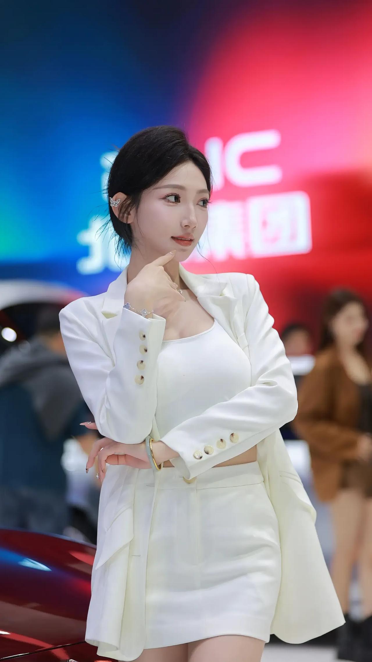 最近在网上看到了靓丽车模小瑞瑞，一下子就被她吸引住了。在车展上，她那大长腿格外吸