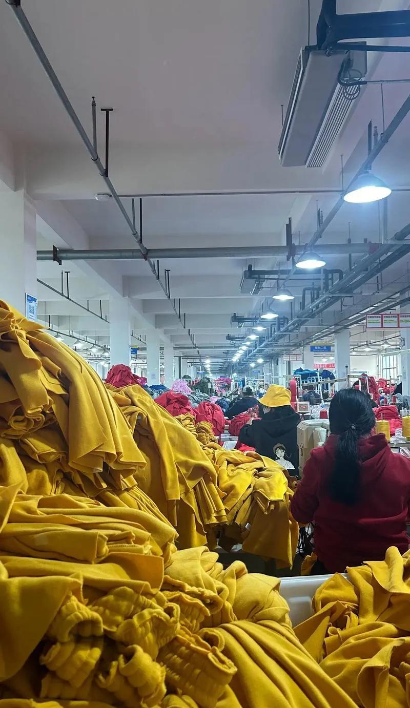 扬州仨老板，一个砸钱买《七剑》海外版权，其他俩在车间赶订单。电影国内火了，海外