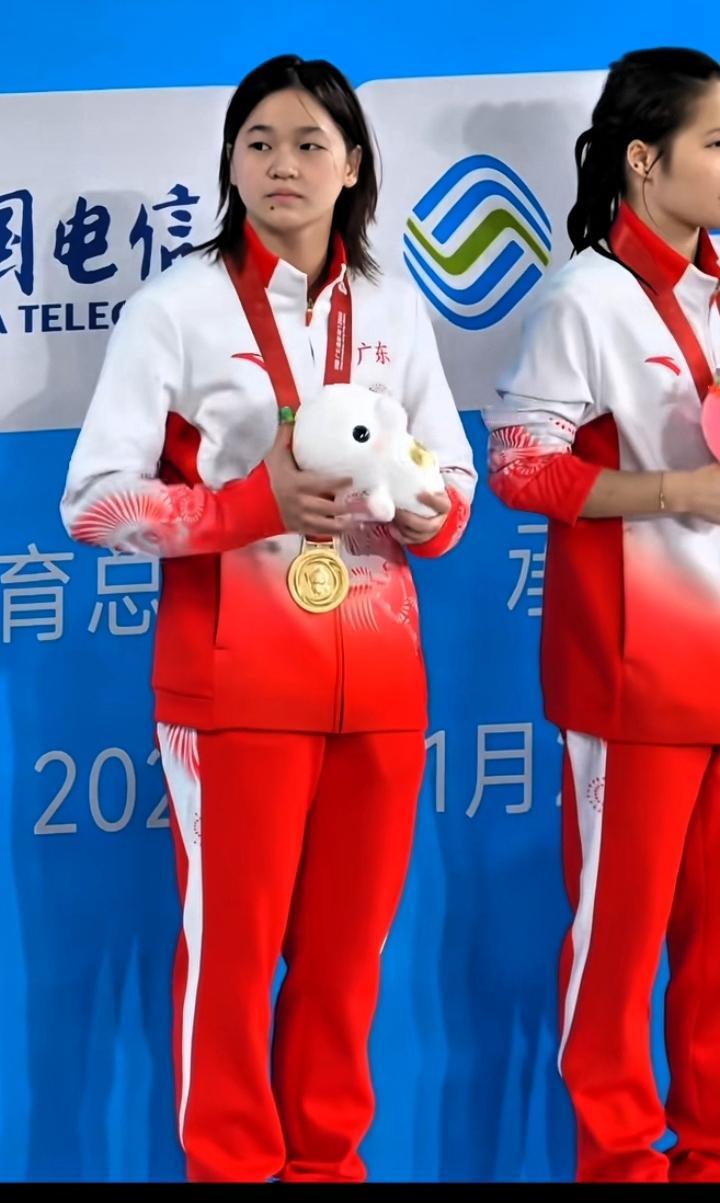 全红婵地位能否超越郭晶晶、伏明霞，这还真不好说。伏明霞14岁就拿奥运金牌，是中国