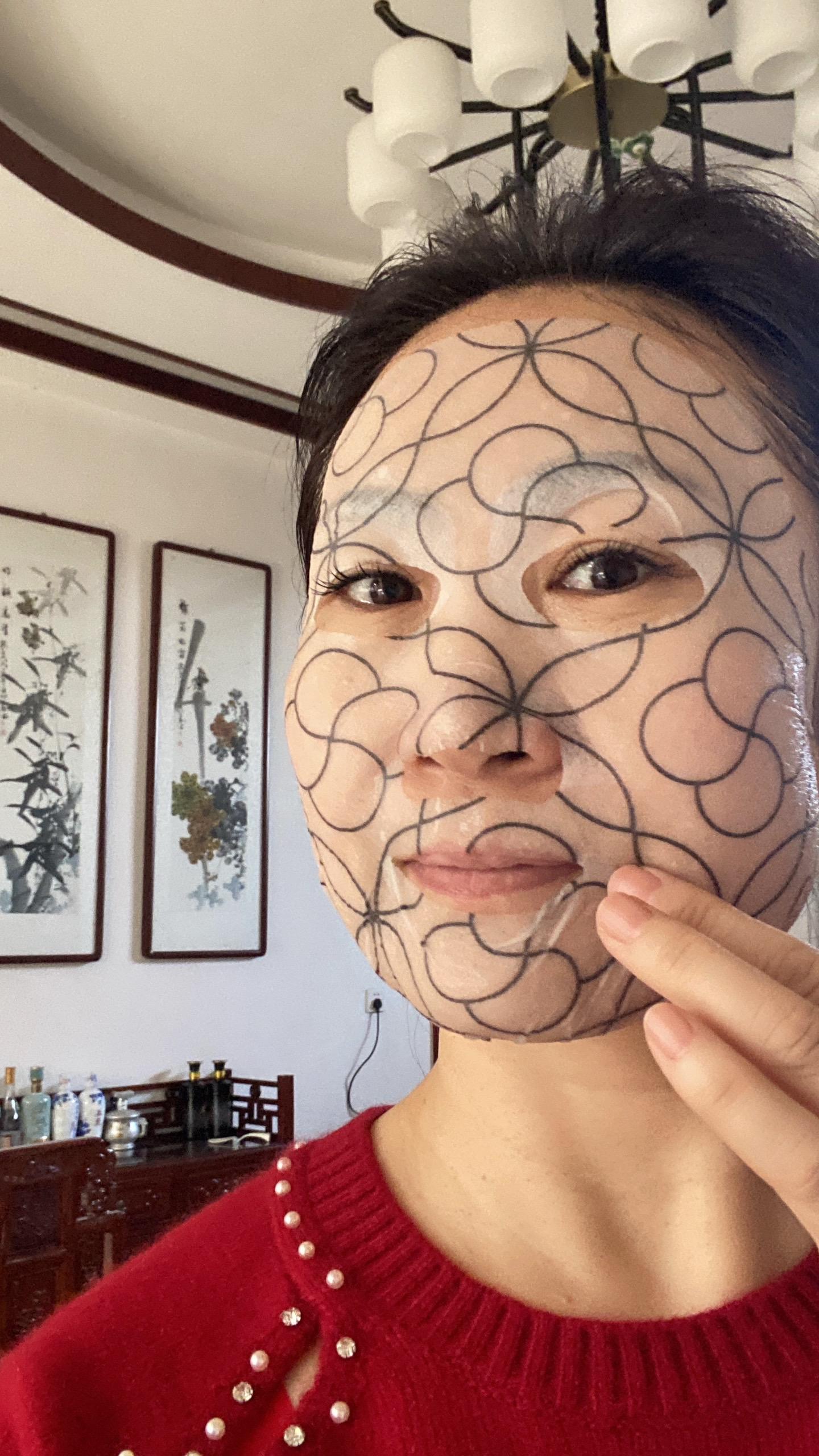 连我手里的一张面膜都说很好看，看来是喜欢我到骨子里了哈，不厚道的说个笑...