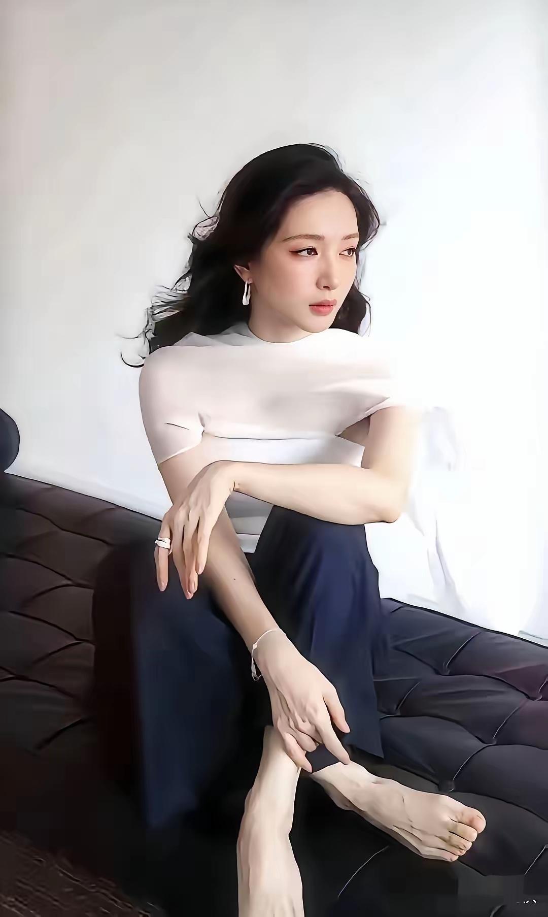 江疏影眼里带着杀气，这是谁又把她惹着了……