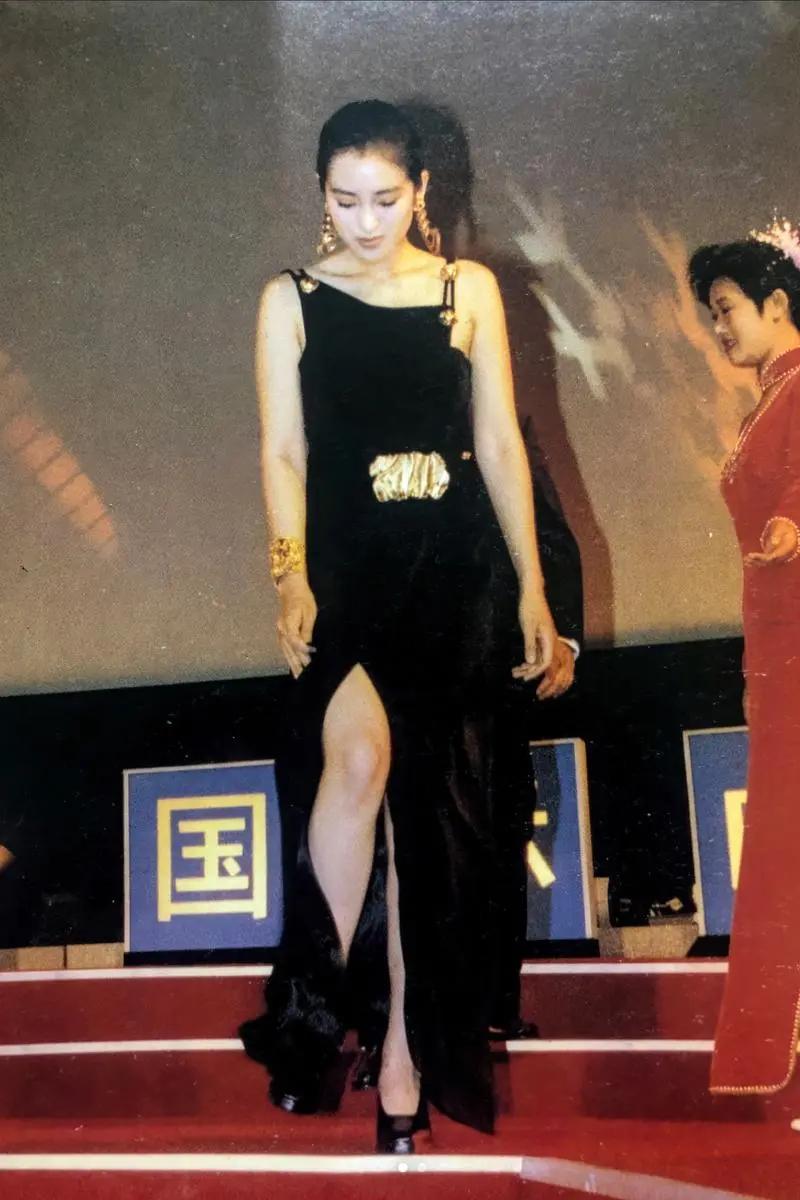 1993年，巩俐出席首届上海国际电影节，上台颁奖时的画面。那时，巩俐28岁，