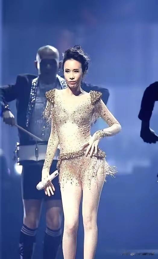 莫文蔚演唱会上的大胆性感，让很多人瞠目结舌。有的网友说，这衣服太麻烦，不如用