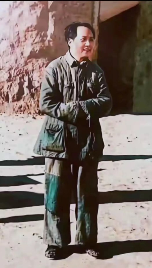 穿的比谁都破，笑的比谁都甜，看似一身清贫，心里却装着家国山河，装着亿万中国人民。