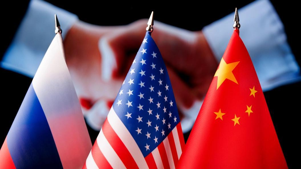 中美俄这个“三角”真的变天了！美国把中国当主要对手，俄罗斯还在战场泥潭里硬扛，中