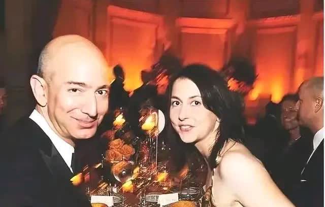 说真的，看见这一幕，忽然理解了贝索斯为什么舍弃贤惠的麦肯齐，一心要娶备受争议的桑