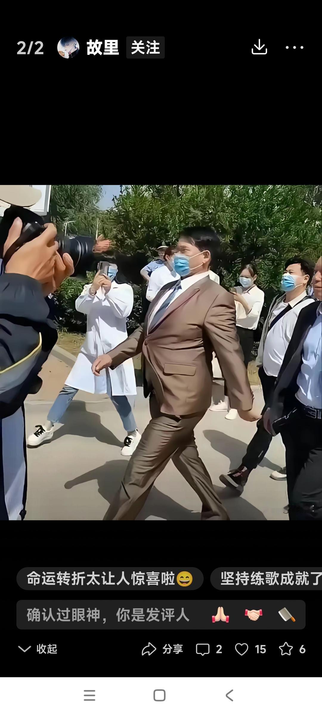 你们看大衣哥朱之文，这姿态拿捏的太到位了。这姿势就叫做雄赳赳，气昂昂。保