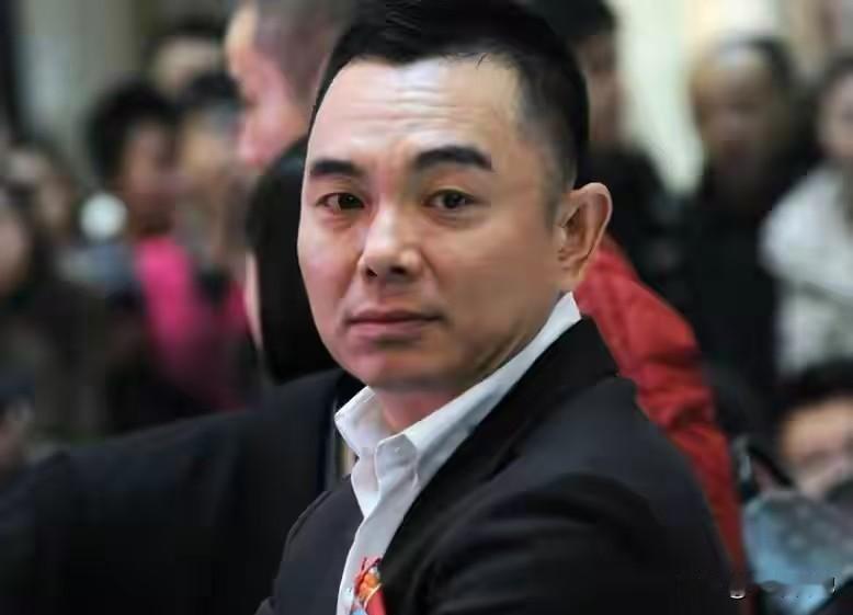 昔日“钻石王老五”被曝刑拘，曾抛下秦海璐迎娶李湘，如今公司破产、全家被带走？