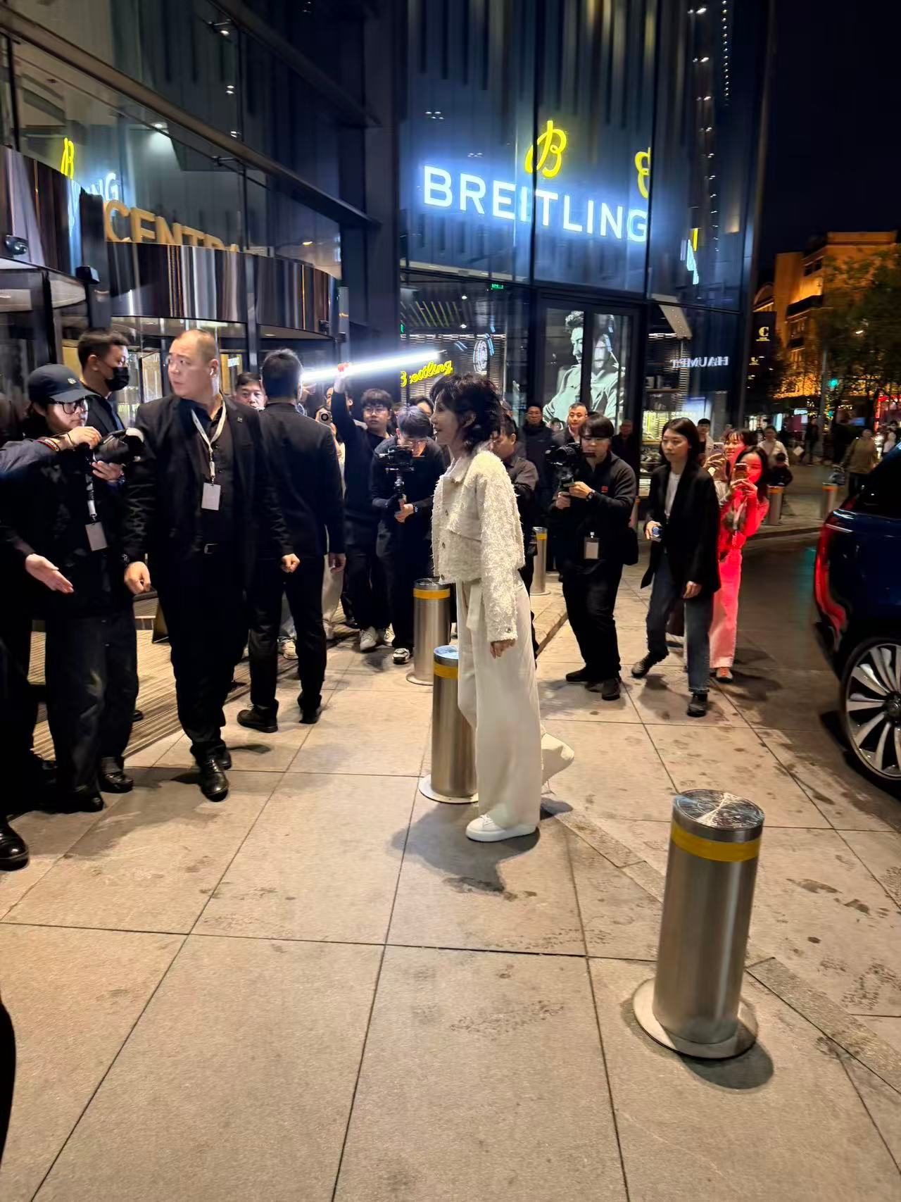 张曼玉没去浪姐来这了浪姐的舞台能带来万众瞩目与热度加持，可张曼玉偏偏选择了另一