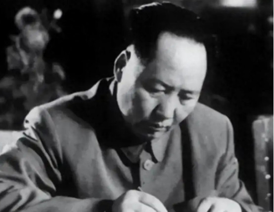 1950年，国军将领起义后，出任解放军军长，却暗中联系蒋介石，由此被抓！聂荣臻却