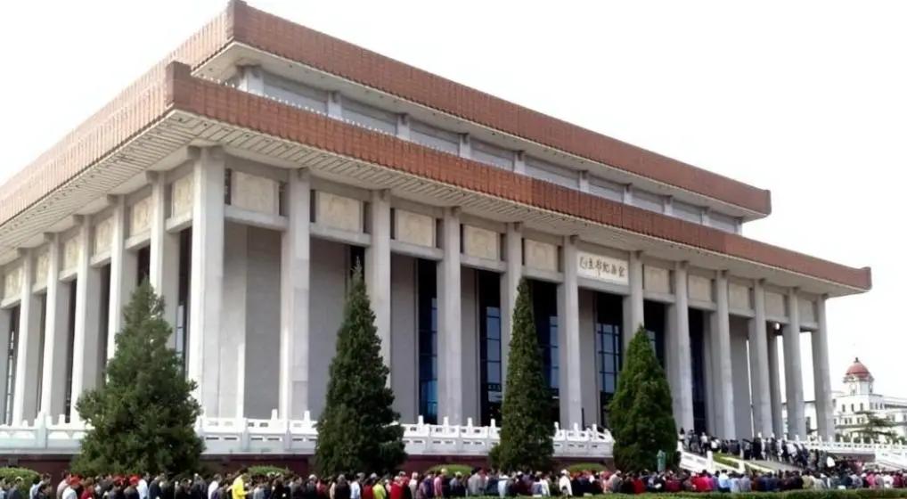 1976年毛主席纪念堂筹建设计时，老专家们始终执意主张坐北朝南，谷牧一番话一锤定